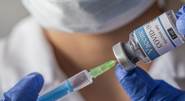Non si vaccina (quasi) più nessuno, quasi 300mila dosi anti-Covid destinate al macero