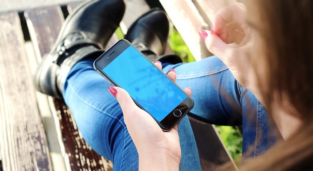 «Addio ai cellulari nei luoghi pubblici»: un comune francese vieta l'uso degli smartphone per combattere la dipendenza dagli schermi