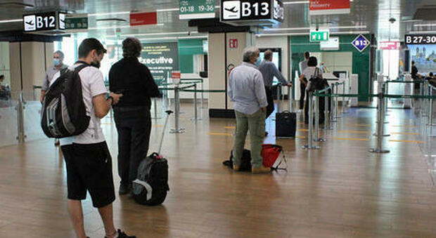 Coronavirus, test rapidi per i turisti che tornano da Spagna, Grecia e Malta. Pressing delle Regioni