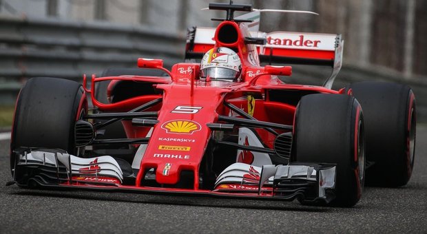 La Ferrari SF70H di Sebastian Vettel sulla psta di Shanghai durante le qualifiche del GP di Cina