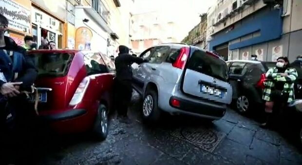 Napoli, uomo accoltellato guida l'auto: perde il controllo e si schianta