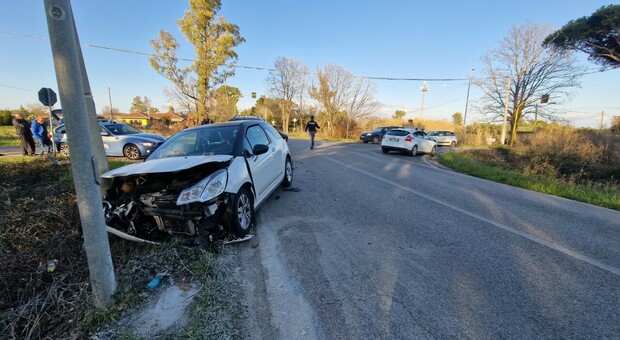 Incidente tra strada Sabotino e strada Lunga: coinvolte tre auto, due giovani in ospedale