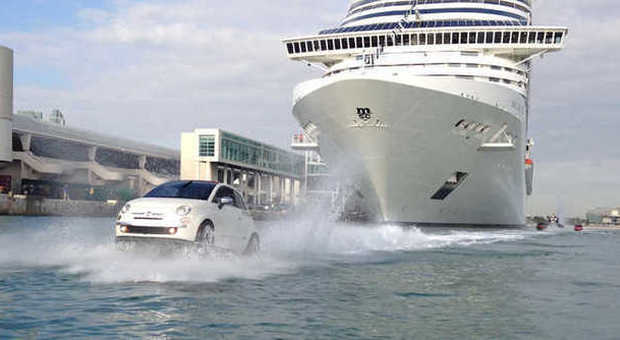 La MSC Divina scortata nel porto di Miami da una Fiat 500 acquatica