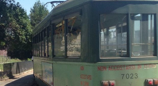 Roma, scoppia il vetro di un tram della linea 19: due passeggeri colpiti dalle schegge