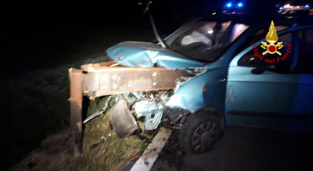 Tragedia a Carmignano. Ragazza di 25 anni muore infilzata con l'auto nel guard rail