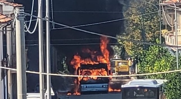 A fuoco l autobus degli studenti: salvi autista e venti passeggeri