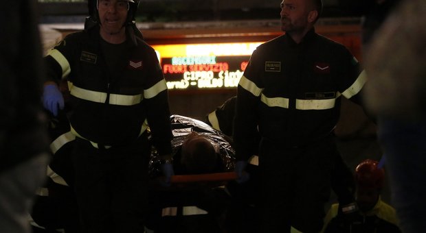 Roma, cede scala mobile della stazione Repubblica: 24 feriti, uno grave. Sono tifosi russi del CSKA Mosca. Incastrati nelle lamiere
