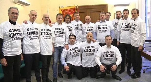 I deputati della Lega alla Camera con la t-shirt "Io sto con Stacchio"
