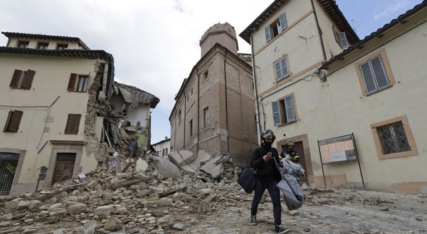 Terremoto, Renzi a Camerino: «Italia messa a dura prova, ma siamo più forti»