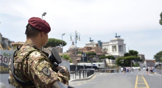 Roma, choc ai Fori: aggredisce soldato per strappargli la pistola dalla fondina