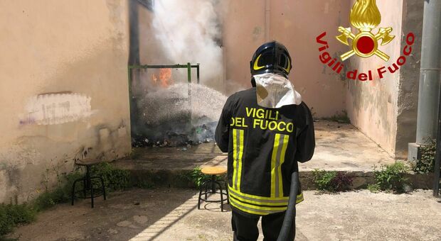 Incendio in un cortile dell'Accademia di Belle Arti a Lecce: in fiamme carta accantonata