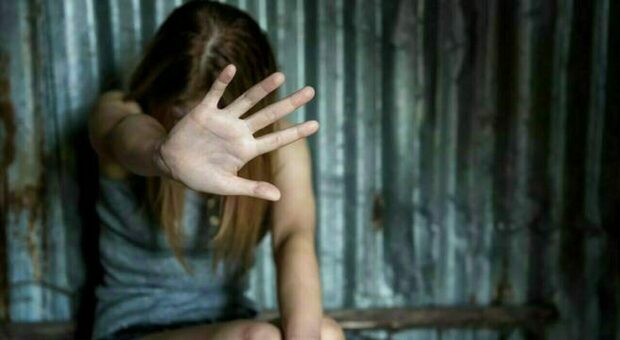 Violentata a 14 anni da due uomini a una festa di paese: «Prima avevano molestato un'altra ragazza»