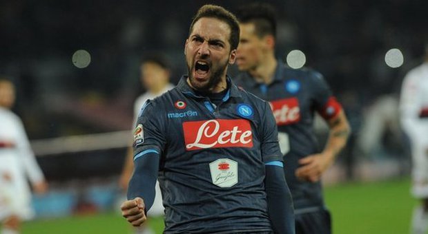 Napoli, una vittoria che vale oro: piegato il Genoa 2-1, terzo posto e -6 dalla Roma