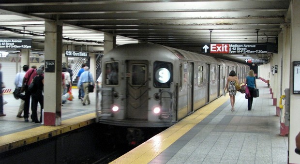 Usa, blackout a New York, deraglia un treno in metropolitana: almeno tre feriti