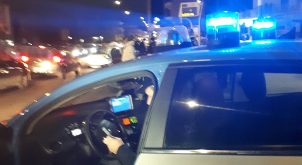 Panico a Napoli: parcheggiatore spara in strada, 3 feriti nella fuga