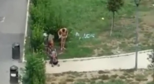 Roma, uomo nudo si lava nella fontanella del parco giochi: il video pubblicato dai residenti
