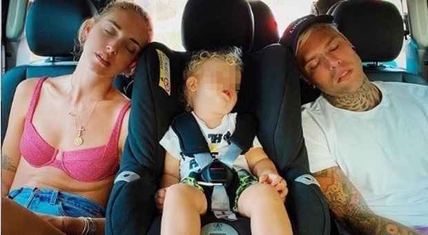 Chiara Ferragni e Fedez dormono in auto con il piccolo Leone, i fan notano un dettaglio