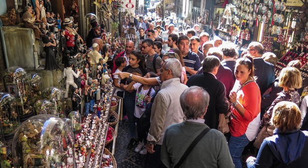 Napoli, folla di turisti a San Gregorio due mesi prima di Natale