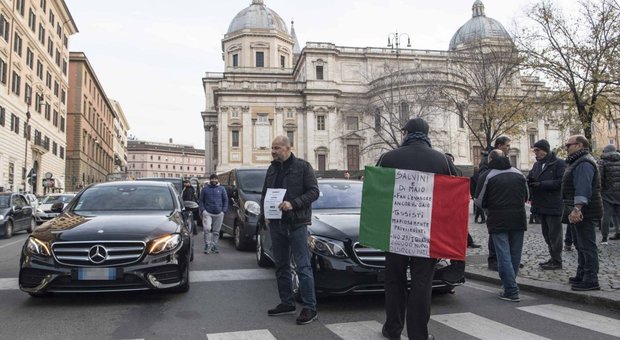 Traffico in tilt nel Centro di Roma: identificati decine di Ncc, rischiano la denuncia per manifestazione non autorizzata