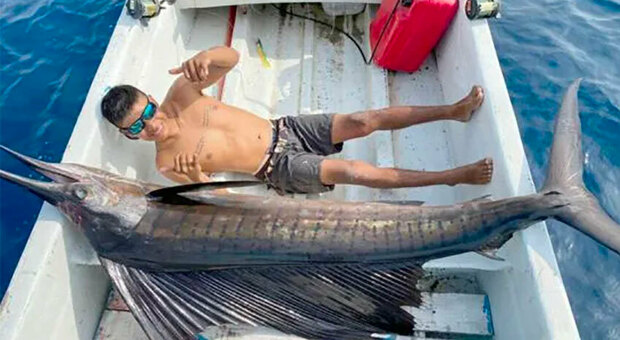 Giovane messicano cattura un pesce enorme che è più grande di lui