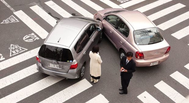 Giappone, troppi incidenti al volante: sconti sui funerali agli anziani che restituiscono la patente
