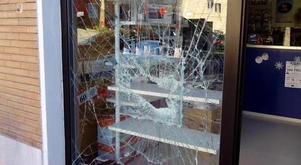 Tentato di sfondare la vetrina di un negozio di informatica