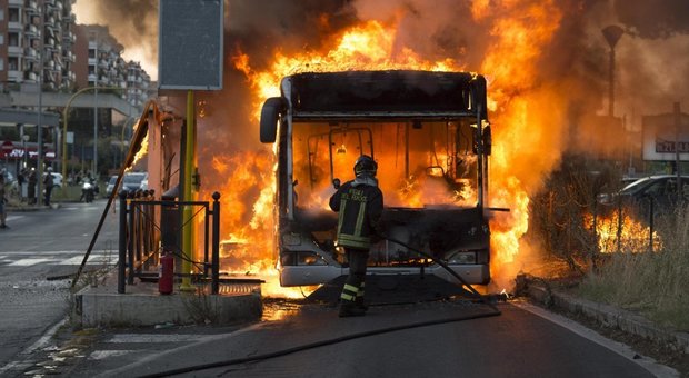 Roma, un altro autobus in fiamme nella notte