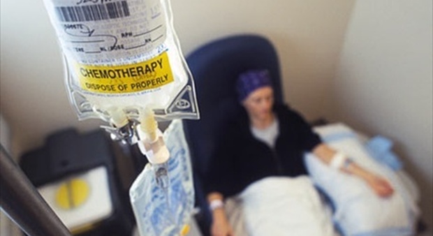 Tumori, dalle calamite al microonde, dai vaccini alla chemio: le fake news che possono costarvi la vita