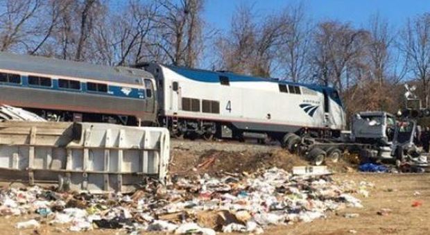 Usa, il treno dei Repubblicani si schianta contro un camion: un morto e numerosi feriti