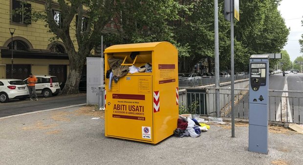 Roma, assalto ai cassonetti gialli tra vandali e ladri di vestiti