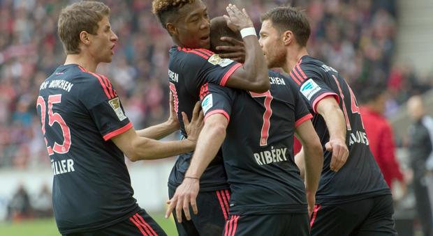 I giocatori del Bayern festeggiano uno dei gol segnati contro lo Stoccarda