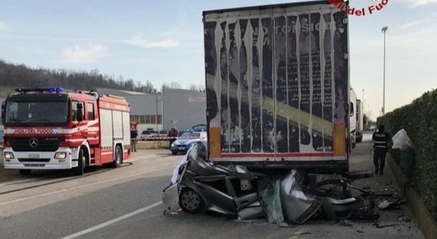 Incidente a Vicenza, diciottenne finisce con l'auto sotto a un camion: morto sul colpo