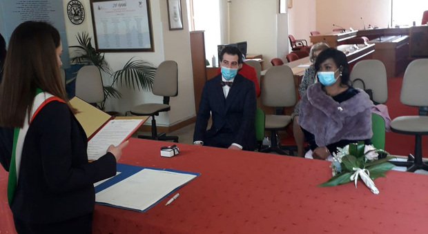 Coronavirus, nozze con le mascherine: testimoni assessore e segretaria comunale