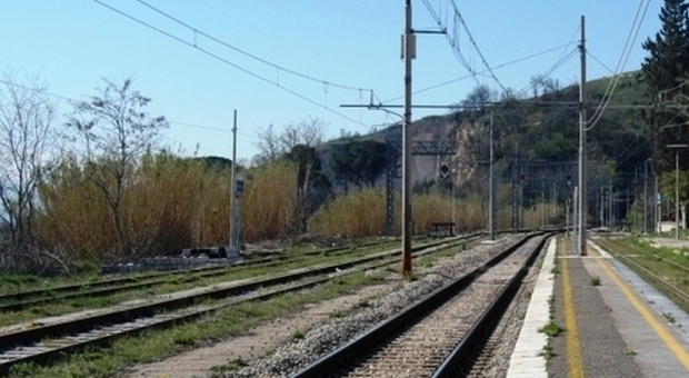 Rogo di sterpaglie sui binari, fermi i treni sulla linea Napoli-Roma