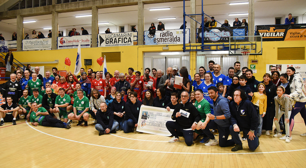 Volley di solidarietà: vince la formazione Avis che in finale batte i parroci. Raccolti 4mila euro per la Fondazione Giò