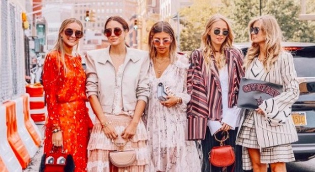 Glitter, rosso e anima bohémien: tutte le tendenze street style dalla New York Fashion Week