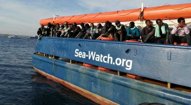 «Migranti costretti a seppellire i cadaveri dei loro compagni in Libia», i racconti dei naufraghi della Sea Watch