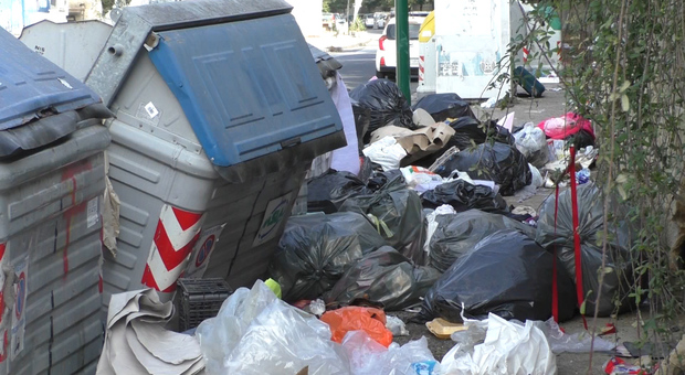 Napoli, viaggio tra i rifiuti a Soccavo e Pianura: «La spazzatura è in ogni angolo»