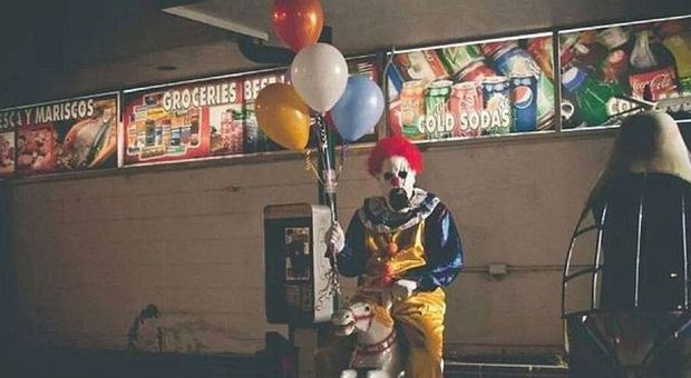 Il clown senza nome che terrorizza la California: è panico per le apparizioni notturne