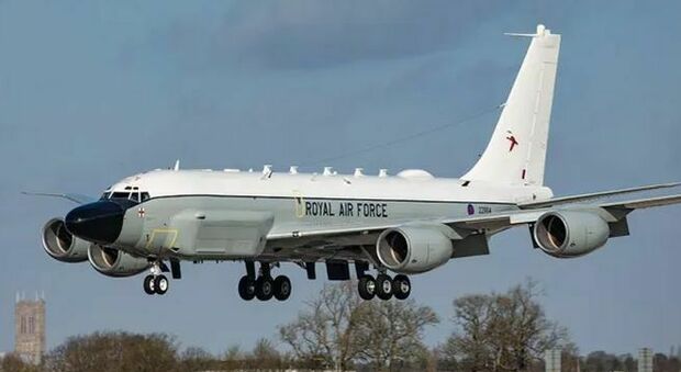 Ucraina, così gli aerei della Nato spiano le mosse dei russi: in volo i veterani delle guerre del Vietnam e del Golfo