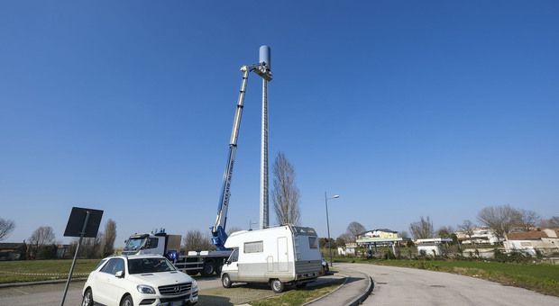 La maxi antenna che si sta montando in quartiere Tassina a Rovigo