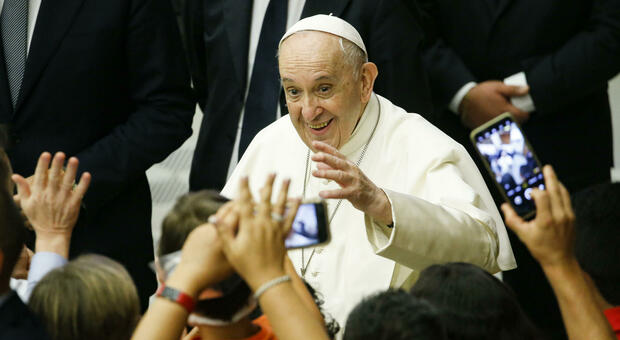 Busta con tre proiettili a Papa Francesco: intercettata dalle Poste. Identificato il mittente