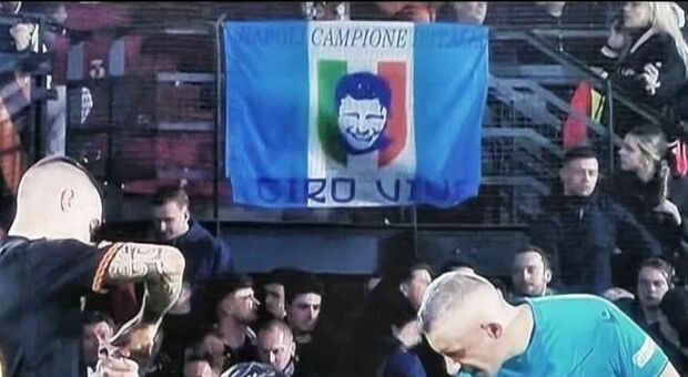 Bandiera per Ciro Esposito durante Feyenoord-Roma