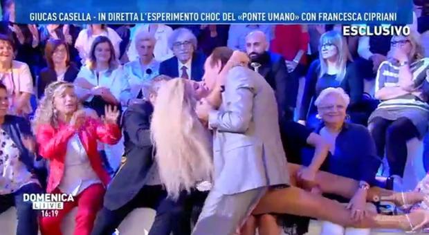 Domenica Live, Francesca Cipriani ipnotizzata da Giucas Casella: bacia tutti in diretta tv