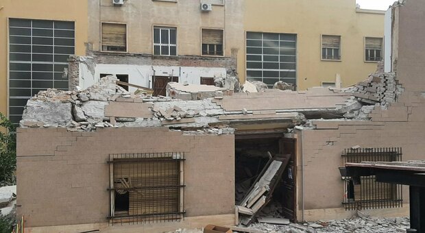 Cagliari, crolla l'Aula magna dell'Università. Il rettore: «Nessuna vittima, ora verificare le cause»