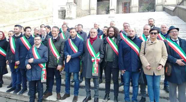 Campidoglio: arrivano i sindaci dell'hinterland a protestare: «No all'immondizia di Roma»