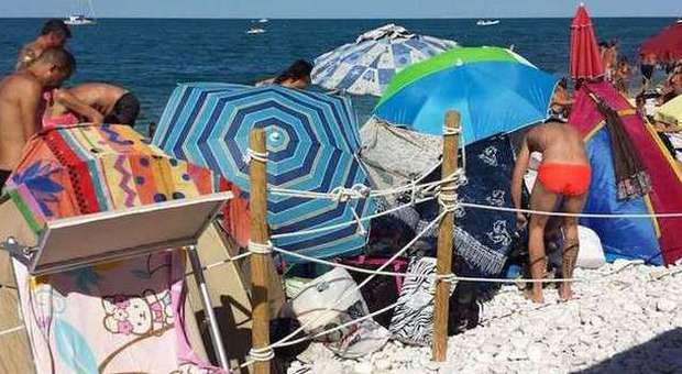 Ancona, spiaggia libera super affollata alla Capannina: «Non riusciamo a fare il bagno»