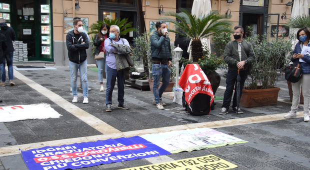 Covid a Napoli, operatori socio sanitari in piazza a Santa Lucia tra rabbia e incertezza