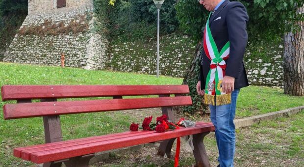 Ad Acquasparta una panchina rossa contro la violenza sulle donne: "In Umbria 23 casi al giorno"