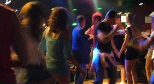 Torino, filmano16enne che fa sesso in discoteca e mettono video su Facebook: «Indovina chi è?»